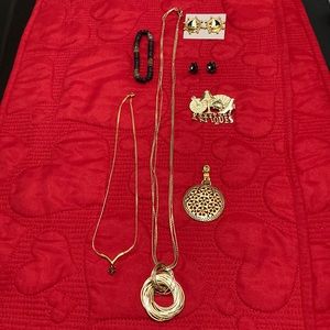 Women’s gold tone costume jewelry group/set
